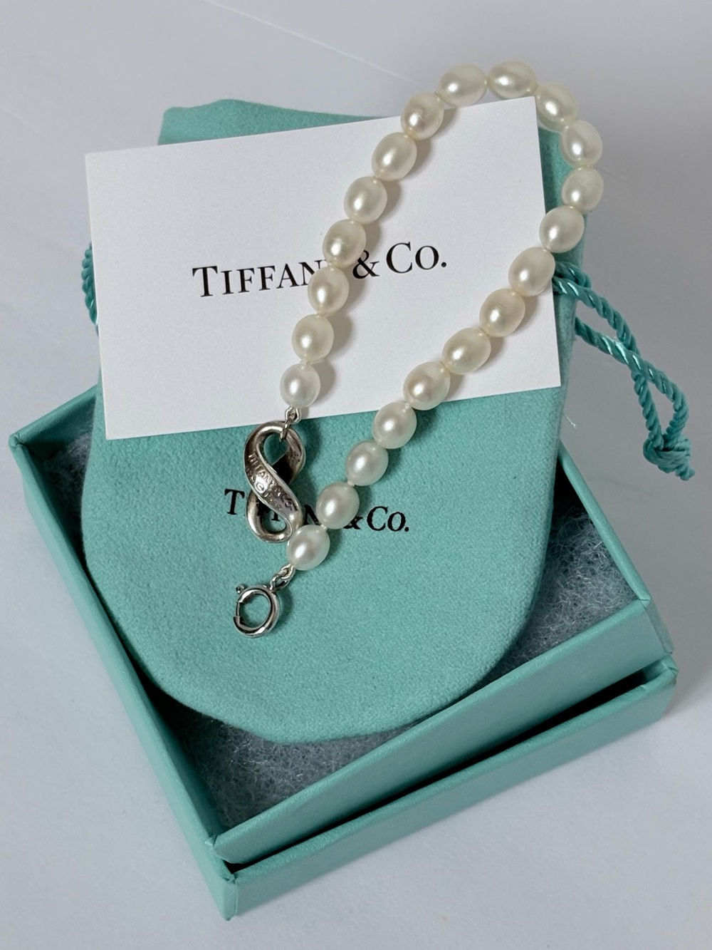Tiffany & Co. Vintage 1999
Pearl & Sterling Infinity Bracelet